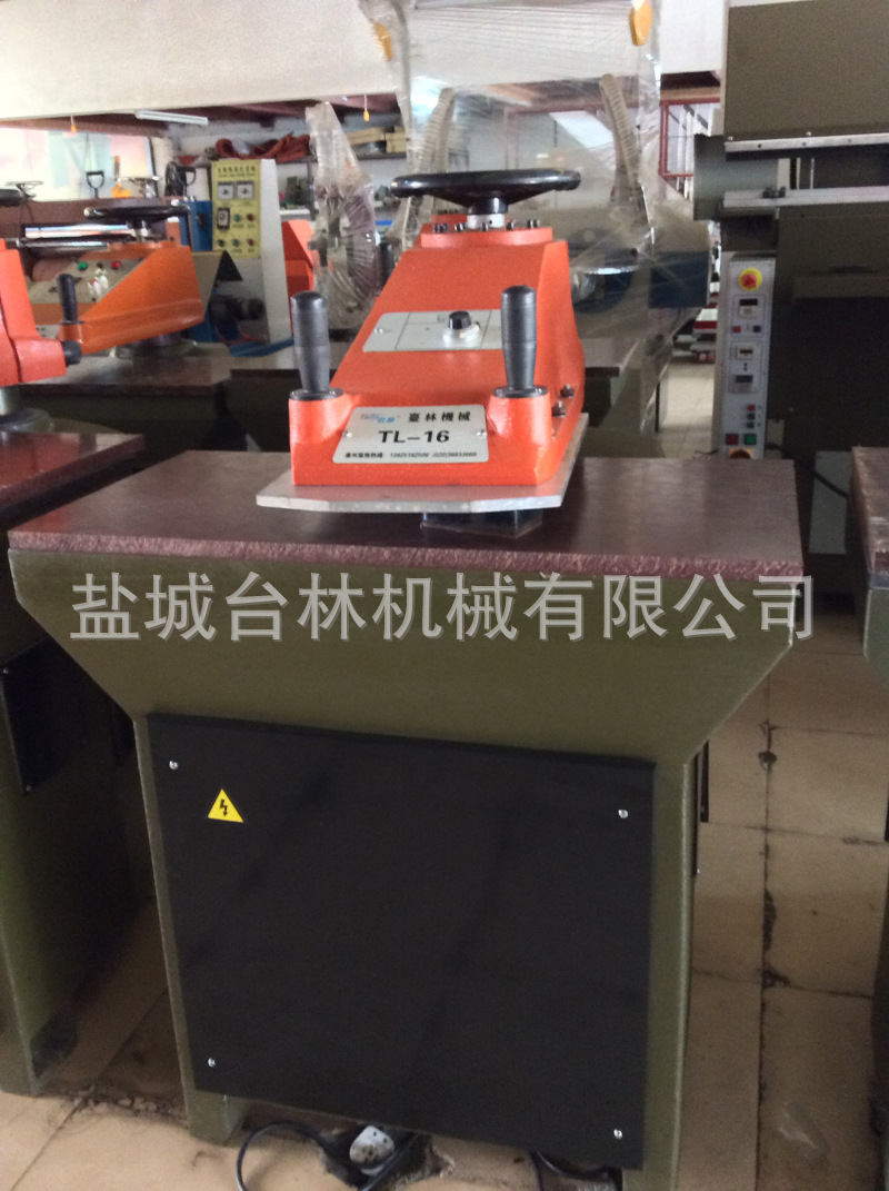 摆臂裁断机